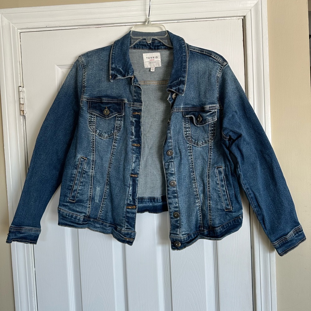 Torrid, cropped, fitted spandex jean jacket